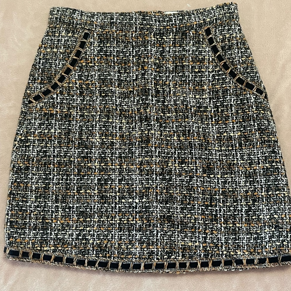 Chic Tweed Skirt - Black and Gold